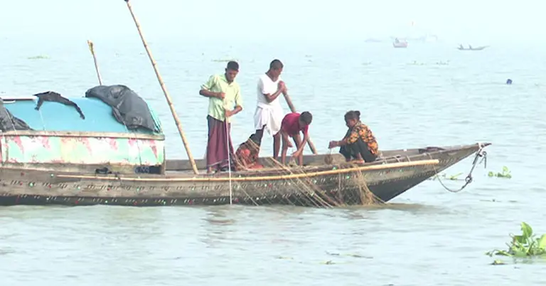 নদীতে যাচ্ছেন জেলেরা
